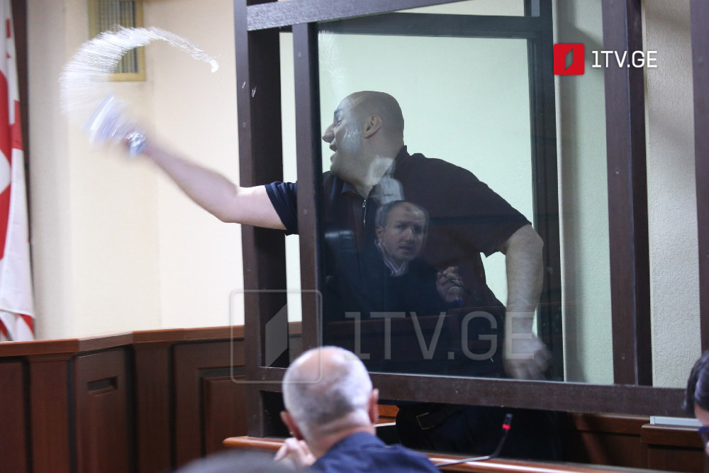 Прокуратура предъявила Нике Мелия обвинение в неуважении к суду