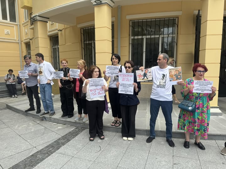 Возле Батумского городского суда проходит акция в поддержку Мзии Амаглобели