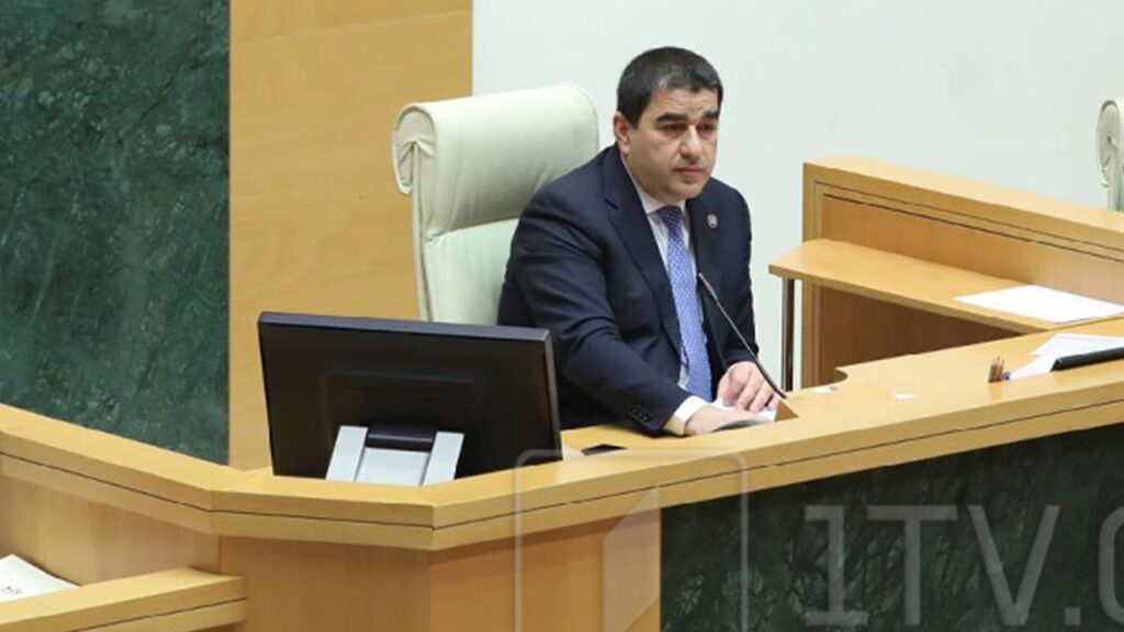 Шьалуа  Папуашвили – Аҧыза-министри Аҳәынҭқарратә шәарҭадара амаҵзура аиҳаби апарламентаҿ есышықәсатәи аҳасабырбақәа цәырыргоит ҳазну асессиатә амчыбжь азы