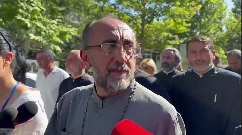 Ermənistanda Şirak baş arxiyepiskop Mikael Acapahiani həbs edilib
