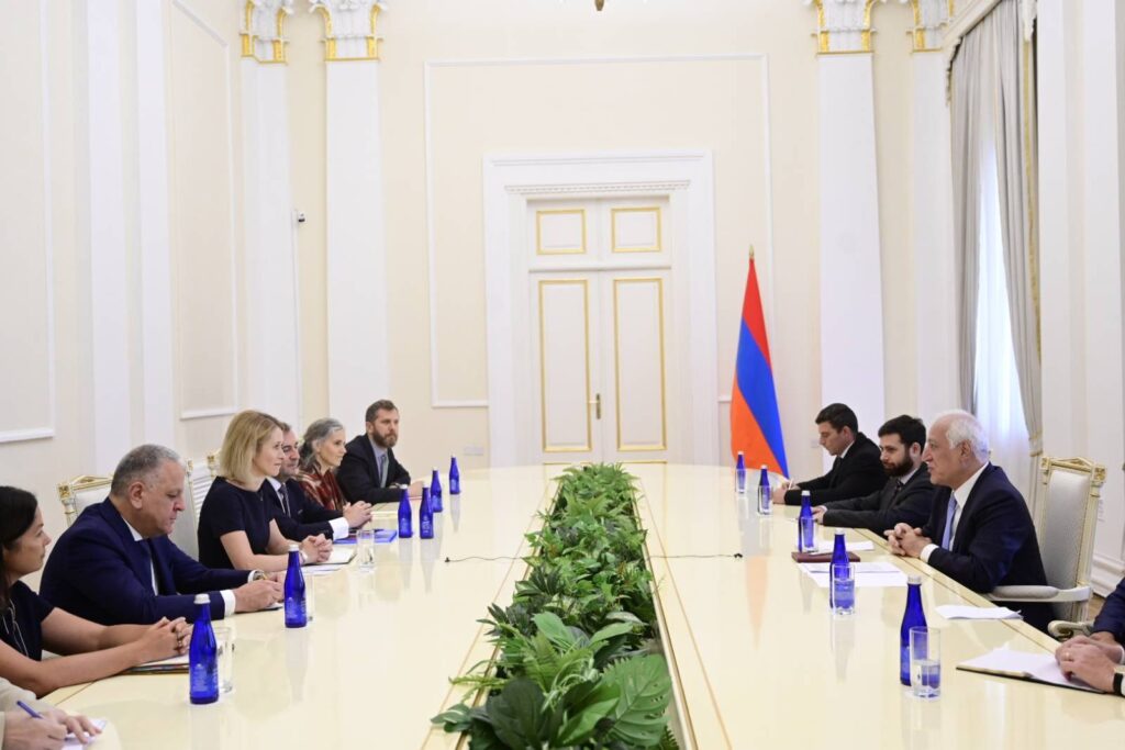 Каиа Каллас, Шәамахьтәыла лофициалтә визит аҳәаақәа ирҭагӡаны, ахада Ваҳагн Хачатуриан диҧылеит