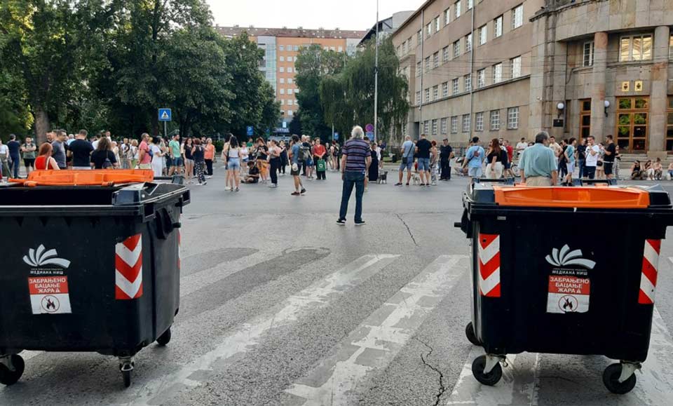 Serbiyada növbəti hökumət əleyhinə etiraz aksiyası keçirilib, iştirakçılar magistral yolları bağlayıblar