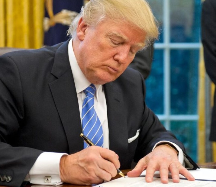 Donald Tramp ticarət razılaşması çərçivəsində Vyetnamın ABŞ-a ticarət bazarlarına tam çıxış verəcəyini bildirir, bu isə onun sözlərinə əsasən, indiyə qədər heç vaxt olmayıb