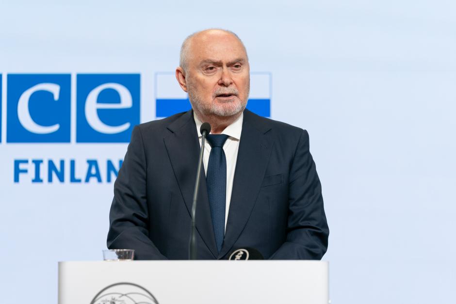 Феридун Синирлиогълу – Гуырдзыстоны парламентон æвзæрстыты фæдыл ОБСЕ-йы хыгъдлæвæрды, кæцыйыл оппозици фарста кæны, ирдæй зæгъы, цæмæй бæрæг хъæндзинæдтæм æнæкæсгæйæ, йæ фæстиуджытæ æвдыстой æвзарджыты фæндон
