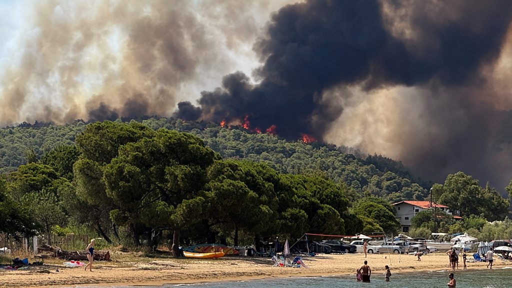 Krit adasında genişmiqyaslı yanğınla mübarizə aparırlar
