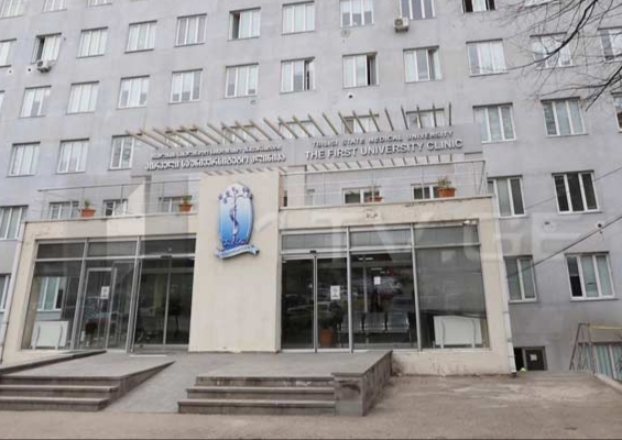 Առաջին համալսարանական կլինիկան հայտնում է, որ Թորնիկե Ռիժվաձեի առողջական վիճակը կայուն ծանր է, և նա միացված է արհեստական ​​շնչառության սարքին