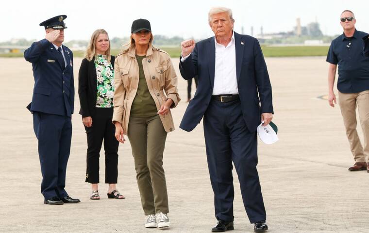 Donald və Melaniya Tramp təbii fəlakətdən zərər çəkmiş Texasa gəliblər
