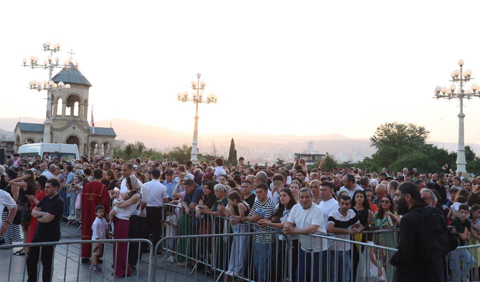 Patriarch baptises 1,000 children in 71st mass baptism ceremony