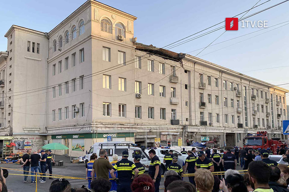 В районе Вокзальной площади, где обрушилась часть жилого дома, ведутся поисково-спасательные работы