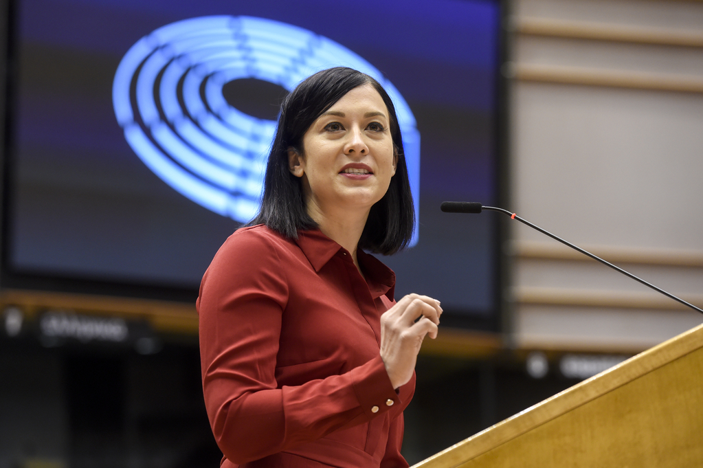 Macar müxalifətçi deputat Katalin Çex ABŞ-da demokratları Donald Trampa qarşı tədbirlər təşkil etməyə çağırır