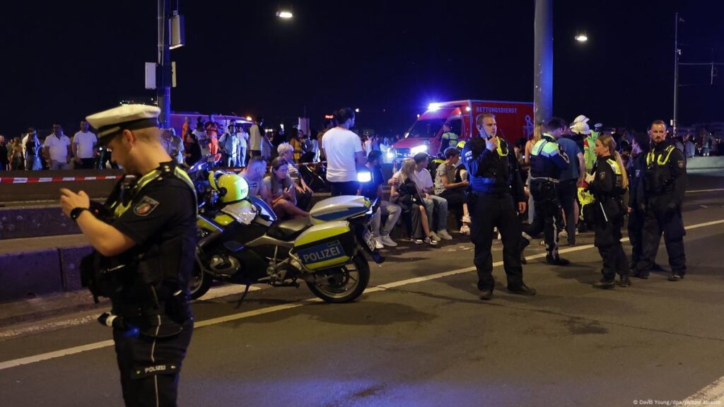 Düsseldorfdə atəşfəşanlıq nümayişi nəticəsində 19 nəfər yaralanıb, onlardan dördünün vəziyyəti ağırdır