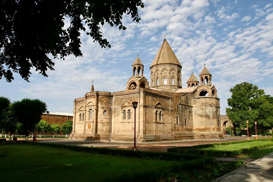 Erməni Həvari Kilsəsi müvafiq dövlət orqanlarına və vəzifəli şəxslərə müraciət edərək, Nikol Paşinyanın elan etdiyi mitinqin qarşısını almaq üçün bütün zəruri və qanuni tədbirləri görməyə çağırır