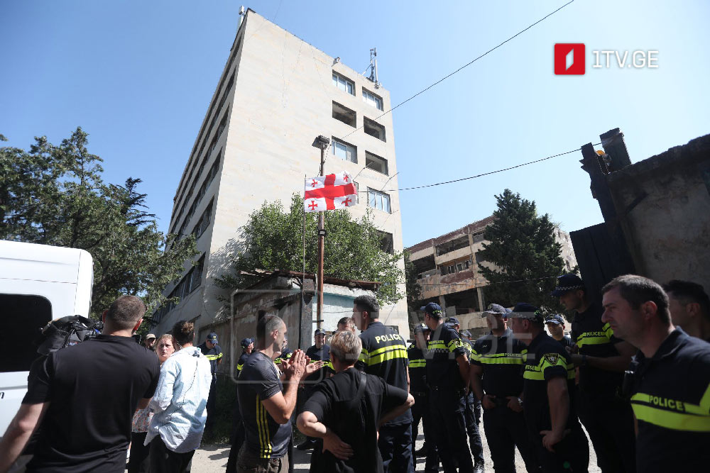 National Bureau of Enforcement warns of dangerous buildings and urges residents to comply with eviction orders at Tbilisi Tvalchrelidze Street
