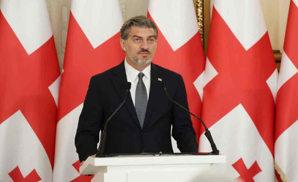 Михаил Ҟавелашвили Шоҭа Русҭавели ихьӡ зху апремиеи Қырҭтәыла Амилаҭтә премиеи алауреатцәа анашьамҭақәа риҭеит