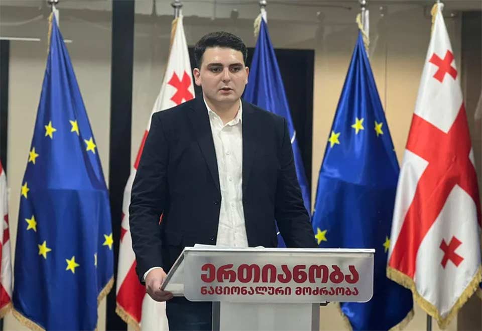 Леван Саникидзе – Иванишвилийы фæнды, цæмæй уыцы фарсытæ, кæцытæ уырыссаг спецоперацийы хайад исынц, дыккаг æмæ æртыккаг бынатыл уой. Уырны мæ, сæйраг оппозицион парти нырма дæр кæй у «Националон змæлд»