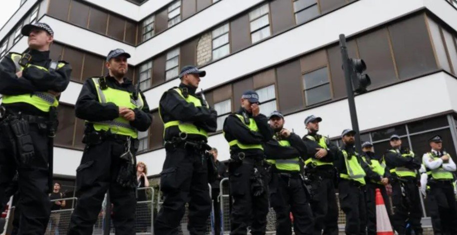 Böyük Britaniyanın bir neçə şəhərində miqrantların yaşadığı otellərin yaxınlığında keçirilən aksiyalar və əks-aksiyalar zamanı 15 nəfər saxlanılıb