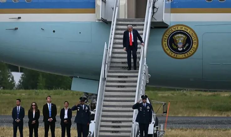Дональд Трамп иҳаирплан Алиаска аштат Анкориџь ақалақь аҳаирбаӷәазаҿы тәеит