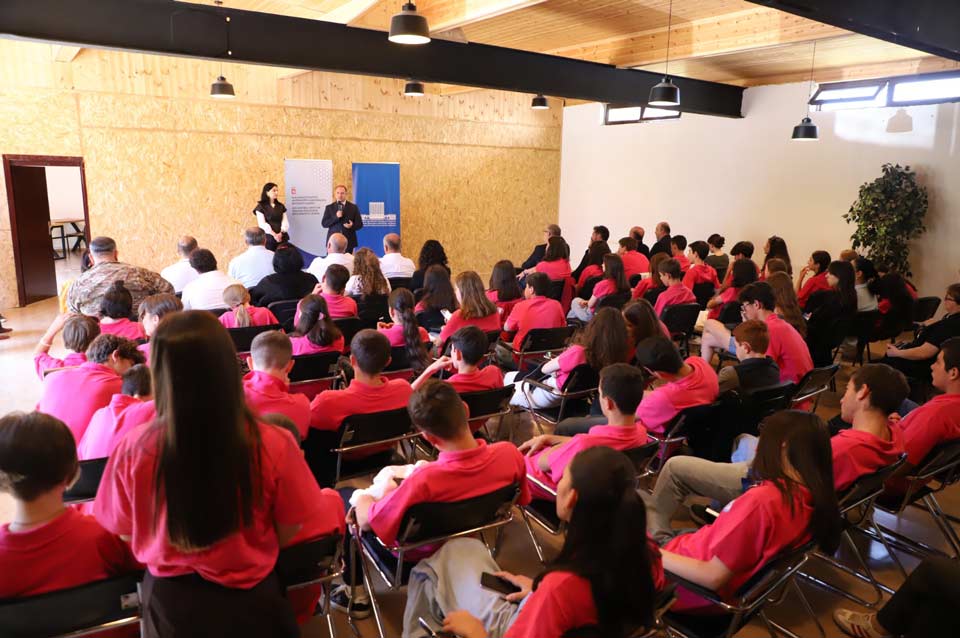 Education Minister meets displaced Abkhazian students at Bakuriani summer camp