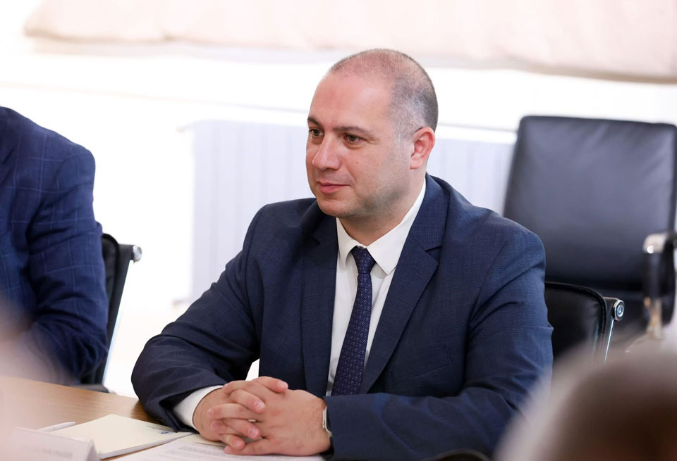 Гиви Миқанаӡе - Ауалафахәы змоу аҧышәарахысратә программа аҿари аҳәынҭқарреи рзы ихырҳагахоит, ари апрограмма иабзоураны аҳәынҭқарратә сектор аҿы иҿыцу акадрқәа ҵәырҵуеит