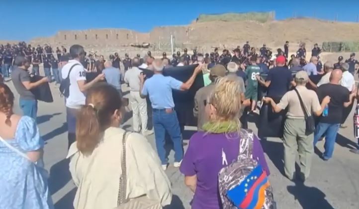 В Армении партия «Именем Республики» провела акцию протеста у российской военной базы в Гюмри