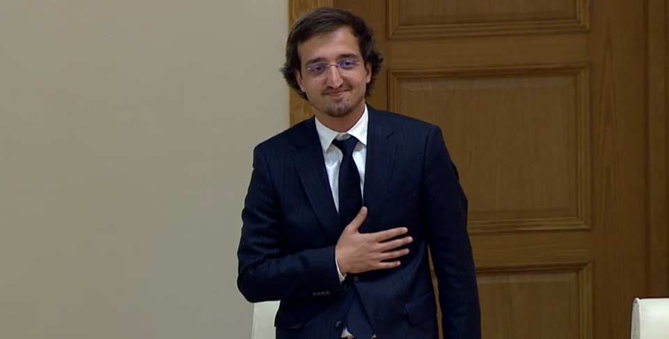 Parlament Mamuka Mdinaradzenin əvəzləyicisi, Tornike Pağavanın deputatlıq səlahiyyətini tanıdı