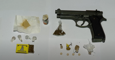 Polis xüsusilə külli miqdarda narkotik və odlu silahın götürülməsi faktı üzrə iki nəfəri saxlayıb