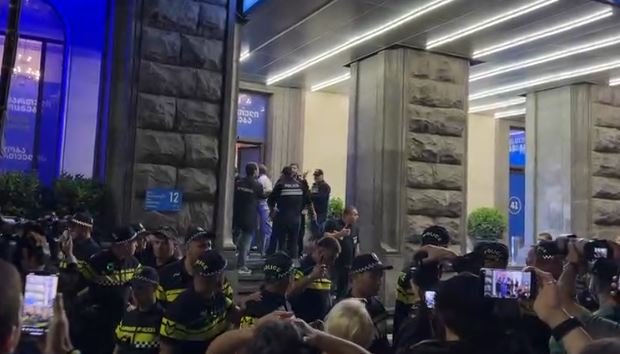 Clashes erupt at Kakha Kaladze’s election headquarters on Melikishvili Avenue