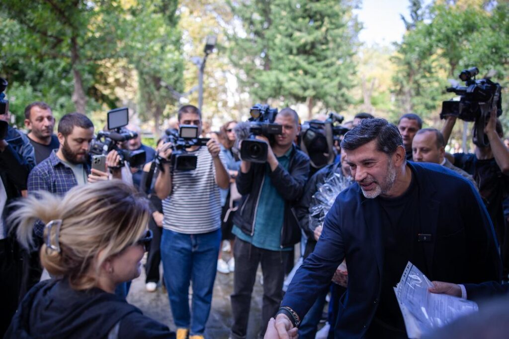 Мэр Тбилиси вручил свидетельства о праве собственности ещё 27 семьям