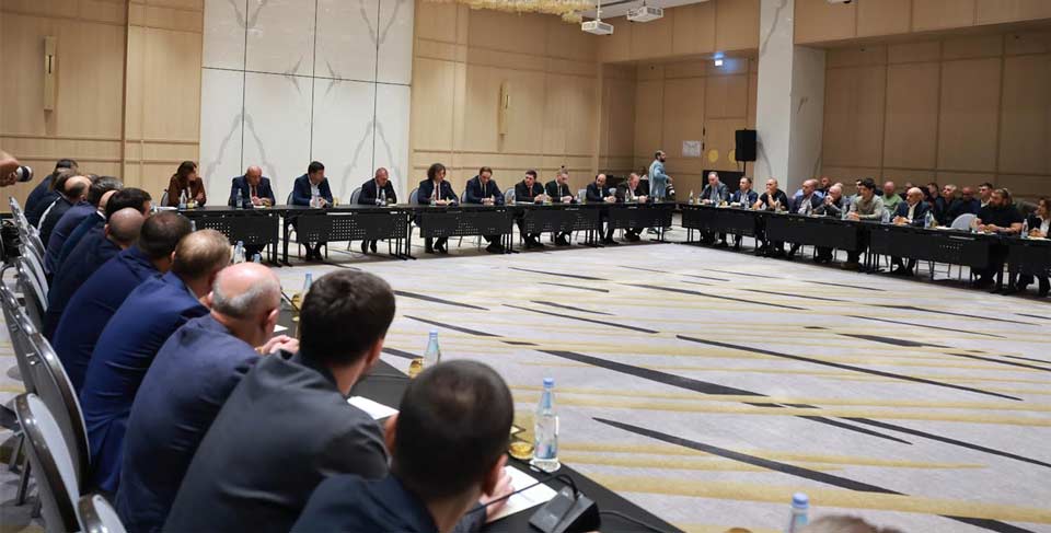 PM, Infrastructure Minister meet with construction companies