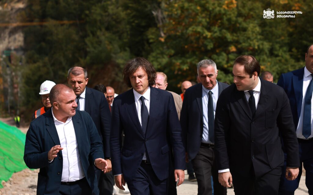 PM inspects progress on Kvesheti-Kobi bridge construction