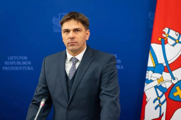 İlhaq olunmuş Krım haqqında sualı cavabsız qoyduğuna görə, Litvanın mədəniyyət naziri İqnotas Adomaviçius vəzifəsini tərk edib