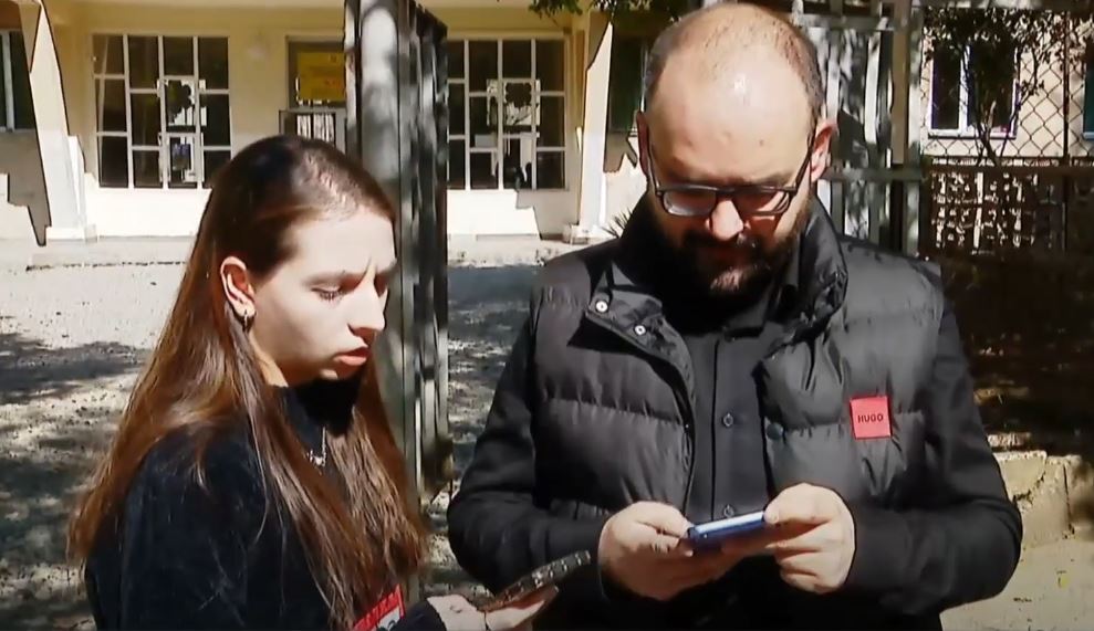 Qriqol Qeqelia Muxianinin 62 saylı seçki məntəqəsində seçicilərə rüşvət verilməsi halının qeydə alındığını iddia edir, müşahidəçilərdən biri isə məbləğlə bağlı heç nə eşitmədiyini və yalnız dolu pul kisəsi gördüyünü bildirir
