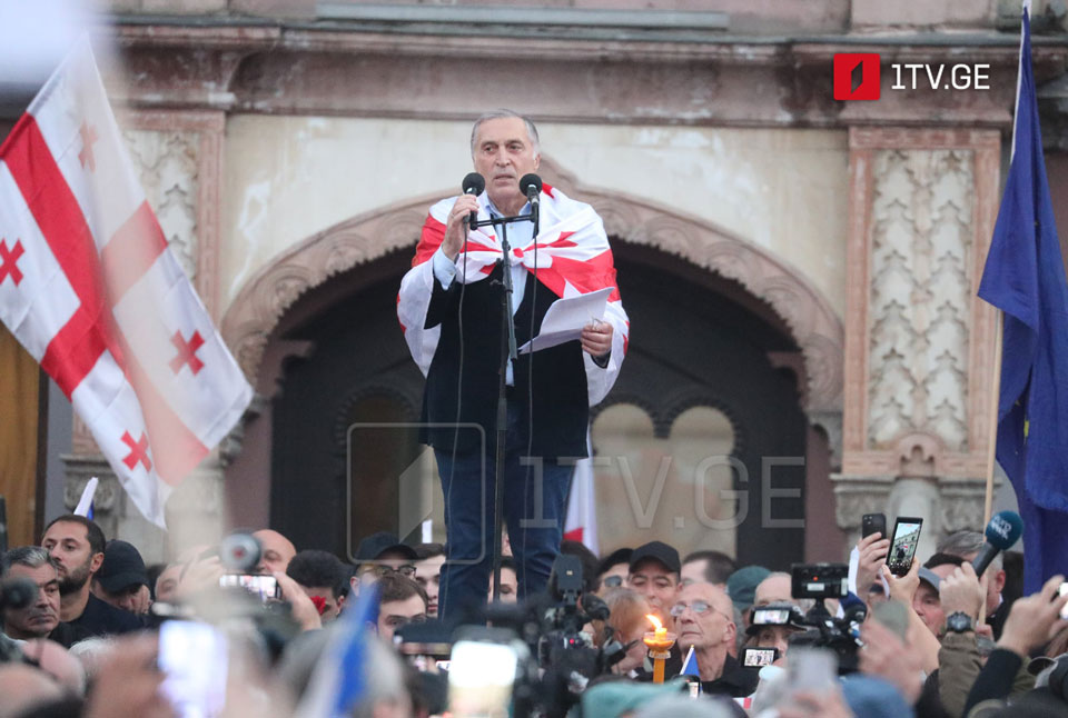 На проходящей акции на площади Свободы Паата Бурчуладзе зачитал «Декларацию 4 октября» и «Список арестованных» и отметил, что объявляет в стране переходный период