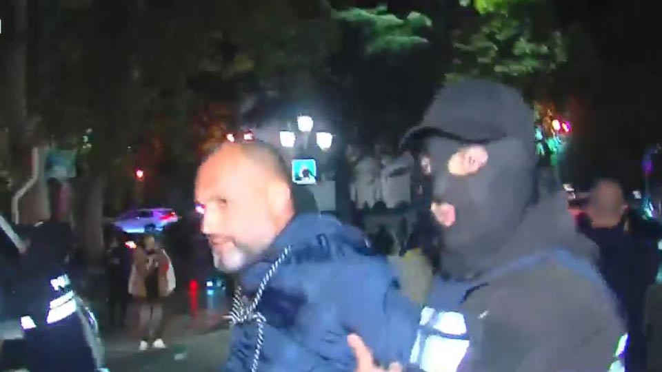 MIA detains Irakli Nadiradze and Murtaz Zodelava as officers enter clinic holding Paata Burchuladze