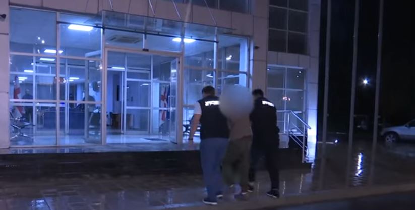 Polis Rustavidə qəsdən adam öldürməyə cəhd və zorakılıq faktı üzrə iki nəfəri saxlayıb