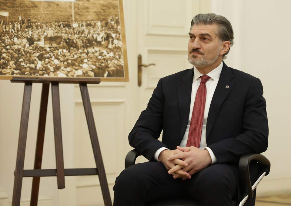 Михаил Ҟавелашвили Аконституциатә аӡбарҭа аӡбаҩ Гьаргь Модебаӡе иҭоуба шьҭаҵара ацеремониа ихы алаирхәит
