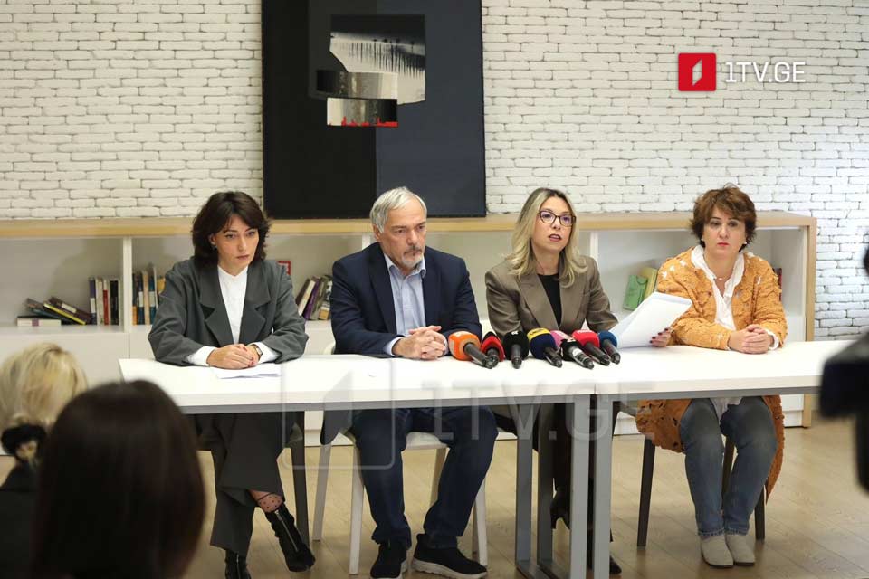 Иҳәынҭқарратәым аиҿкаарақәа рхаҭарнакцәа – Партиак злоу апарламент иаднакылаз аҧсахрақәа Аконституциа иаҿагылоит, аоппонентцәа рықәгара ауп изызку