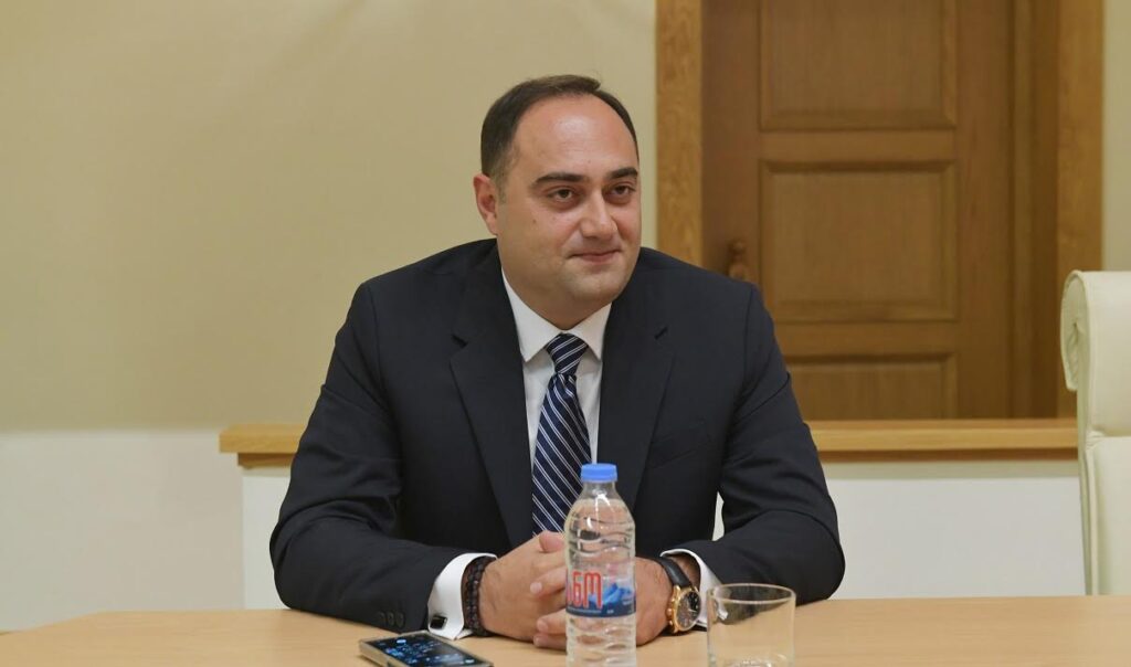 Parlament Zurab Kadaqidzenin deputat səlahiyyətini tanıyıb