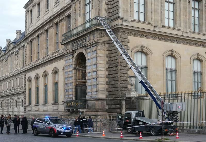 Paris prokurorluğunun məlumatına əsasən, Luvr muzeyindən zinət əşyalarının oğurlanması ittihamı ilə saxlanılan iki nəfər qarətdə iştirak etdiklərini etiraf edir, hakimiyyət oğurlanmış əşyaları hələlik qaytarmayıb