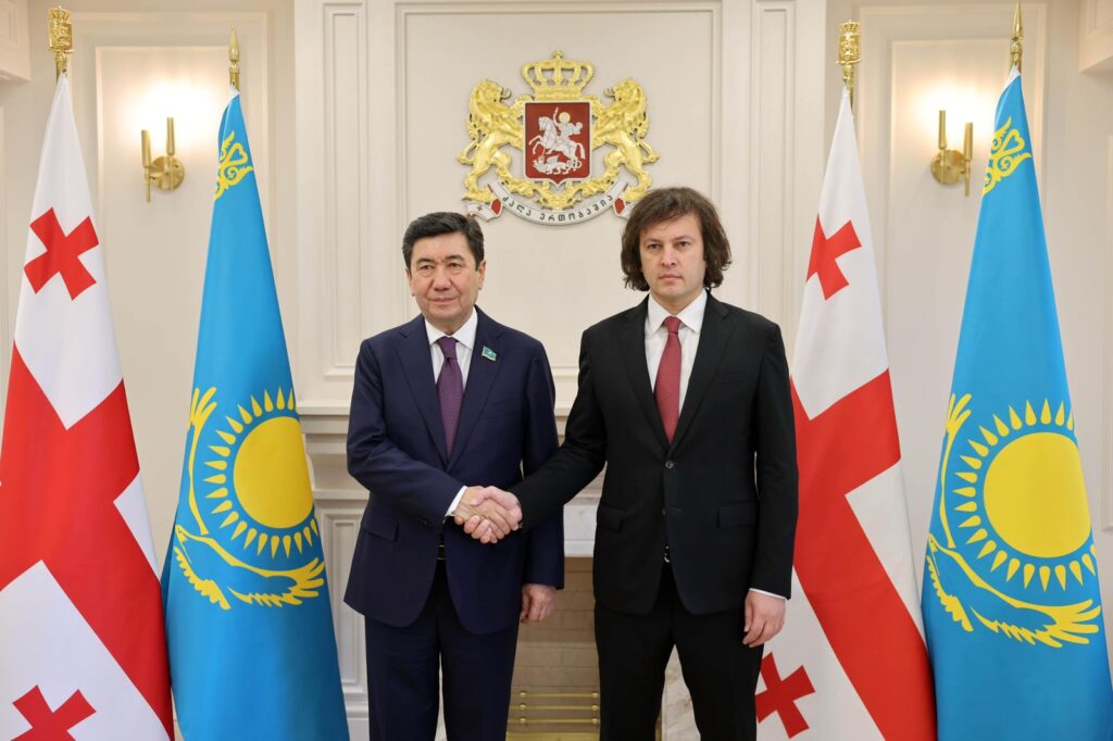 Иракли Кобахиӡе Казахстантәи Ареспублика апарламент ҵаҟатәи апалата Мажилис ахантәаҩы диԥылеит