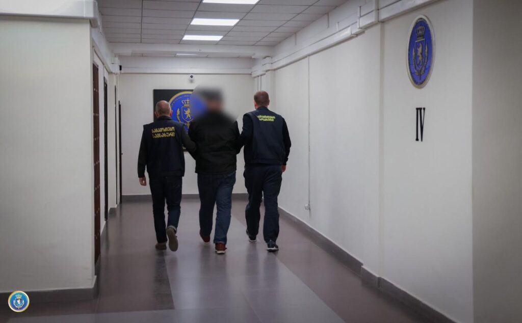 İstintaq xidməti dələduzluğa cəhd faktı üzrə Tbilisi meriyasının təftiş, əməyin təhlükəsizliyinin təşkili və idarə olunması şöbəsinin baş mütəxəssisini saxlayıb
