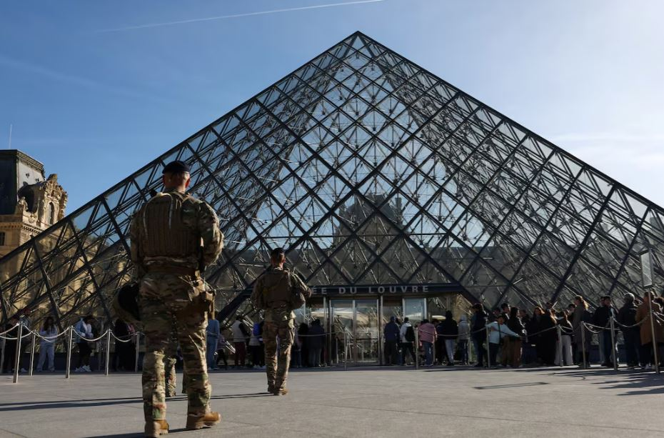Paris Prokurorluğu bildirir ki, Luvr muzeyinin qarətində peşəkar quldurlar iştirak etməyiblər