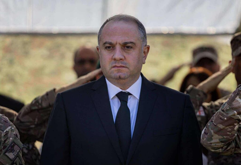 İrakli Çixovani türk həmkarı ilə telefon danışığı aparıb və Müdafiə Nazirliyi adından həlak olanların ailələrinə, Türkiyə Silahlı Qüvvələrinə və qardaş xalqa başsağlığı verib