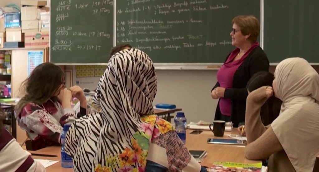Avstriya məktəblərdə 14 yaşadək qızlara hicab geyinməyi qadağan etməyi planlaşdırır