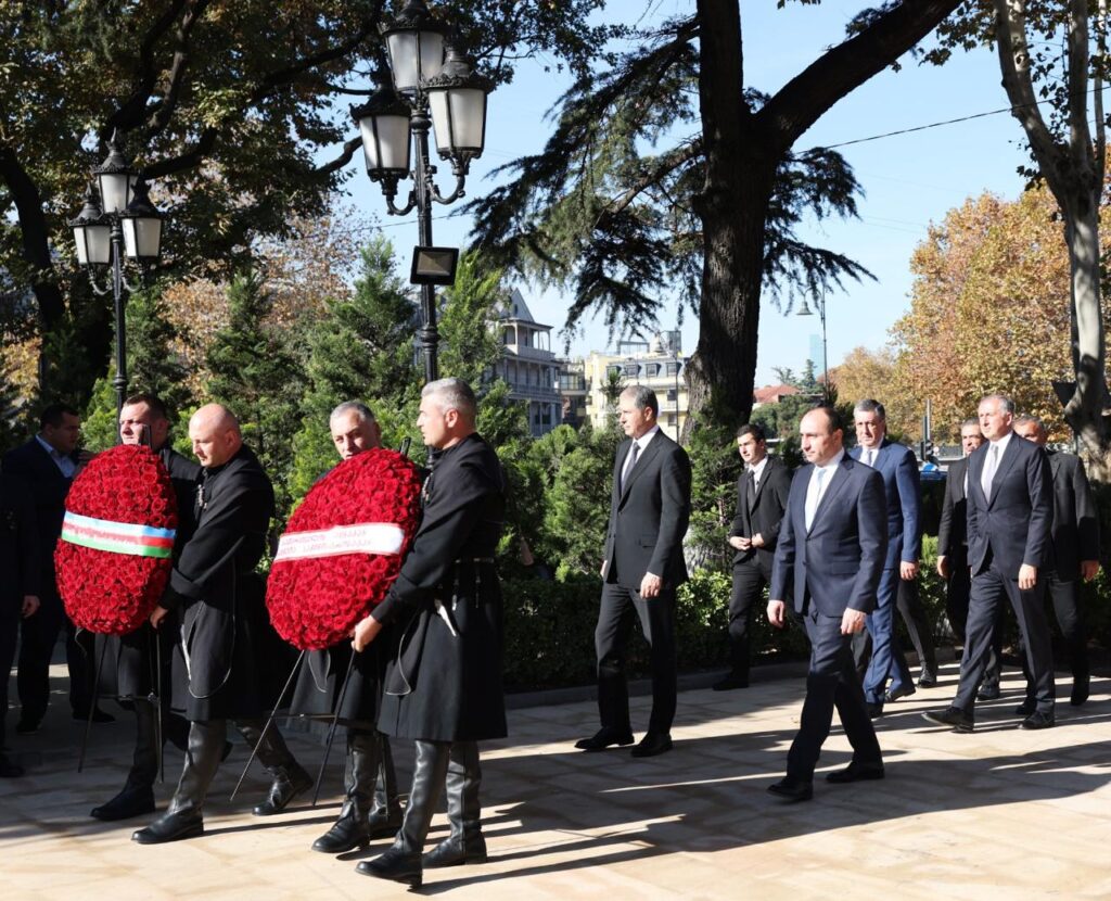 Georgian and Azerbaijani Interior Ministers lay wreath at Heydar Aliyev Monument in Abanotubani