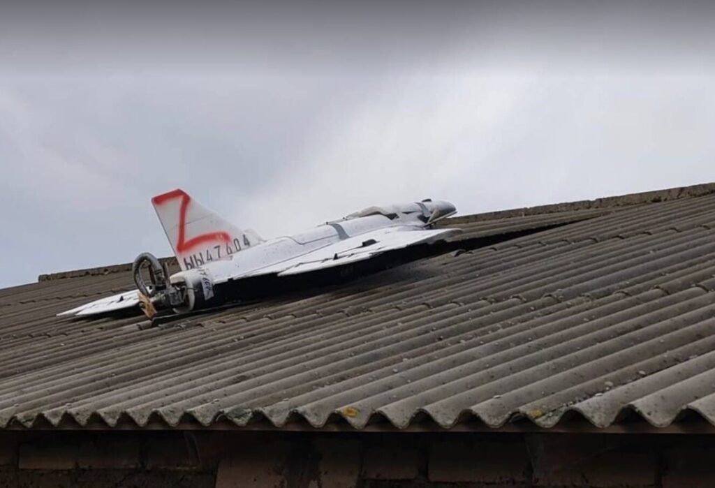 Moldovanın Nijnie Kuqureşti kəndində evin damına düşmüş pilotsuz uçuş aparatı aşkar ediblər