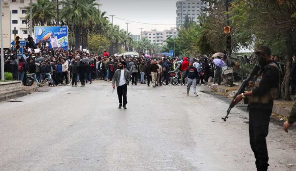 Suriyanın təhlükəsizlik qüvvələri Latakiya şəhərində ələvilərin aksiyasını dağıtmaq üçün odlu silahdan istifadə edib