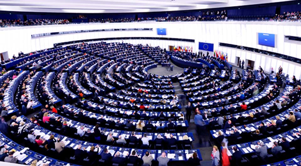 Европарламент принял резолюцию, устанавливающую минимальный возраст для доступа к социальным сетям — 16 лет
