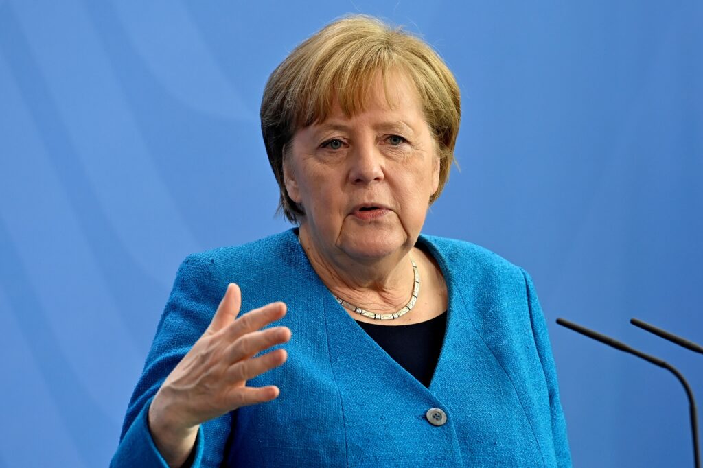 Anqela Merkel Rusiya-Ukrayna müharibəsinin başlamasında Baltikyanı ölkələri və qismən də Polşanı günahlandırdığına dair iddiaları rədd edir