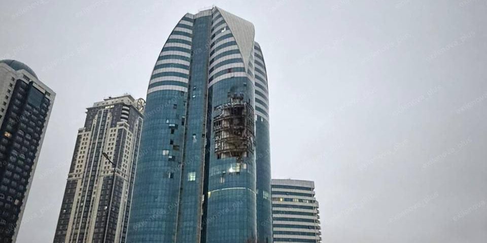 Çeçenistanda, Qroznı şəhərində, çoxmərtəbəli binalardan birinə dronla hücum edilib